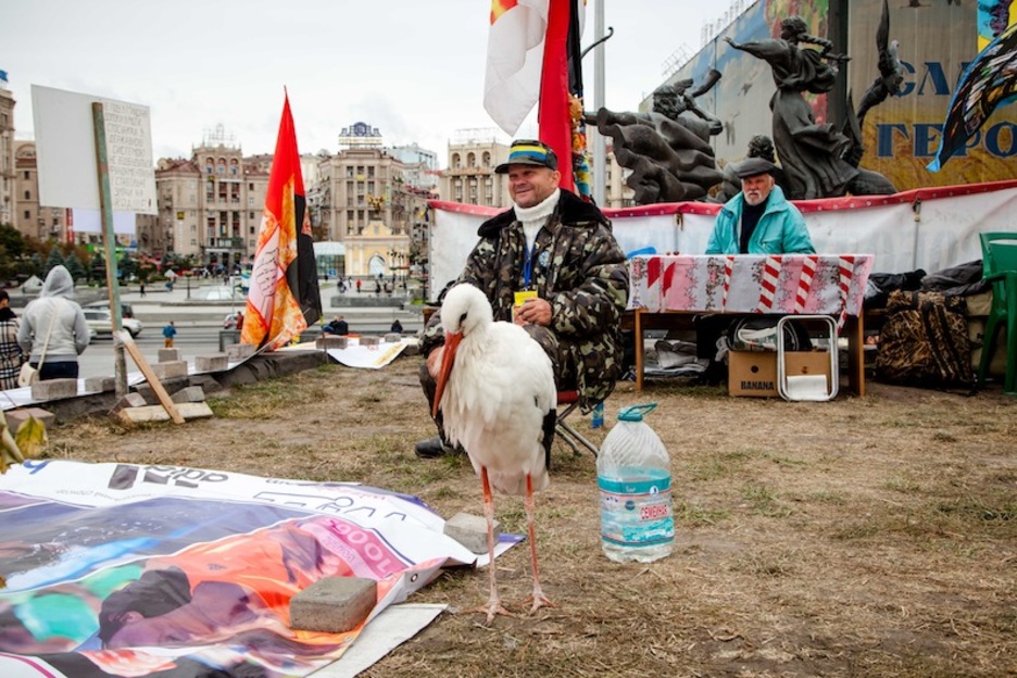 En la retaguardia veteranos de guerra recaudan fondos, como muestra esta imagen tomada en Kiev. (Juan TEIXEIRA)