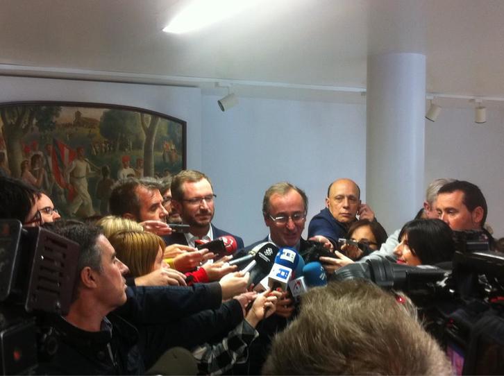 Alfonso Alonso hace declaraciones a los medios hoy. (@gara_iiriondo)