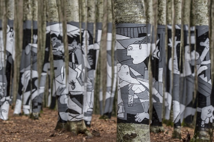 Reinauguración del cuadro ‘Guernica’ que la plataforma Alduide ha recreado en el Hayedo de Zilbeti. (Lander FDZ. ARROIABE / ARGAZKI PRESS)