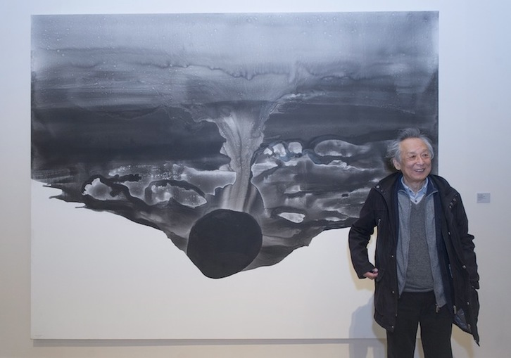 Gao Xingjian posa delante de una de las obras que expone en Donostia. (Jon URBE / ARGAZKI PRESS)