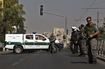 Miembros de las fuerzas de seguridad de Israel bloquean el acceso a la Puerta de Damasco, en Jerusalén. (Gil COHEN-MAGEN/AFP PHOTO)