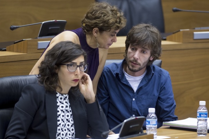 Los parlamentarios navarros Laura Pérez y Mikel Buil también se han sumado a la marcha. (Iñigo URIZ/ARGAZKI PRESS)