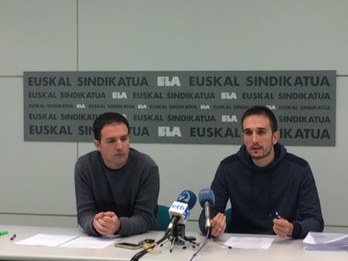 Mitxel Lakunza, responsable de ELA en Nafarroa, e Iñaki Zabaleta, de los servicios jurídicos del sindicato. (ELA)