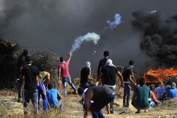 Varios palestinos en uno de los enfrentamientos en Gaza. (Mohammed ABED / AFP)