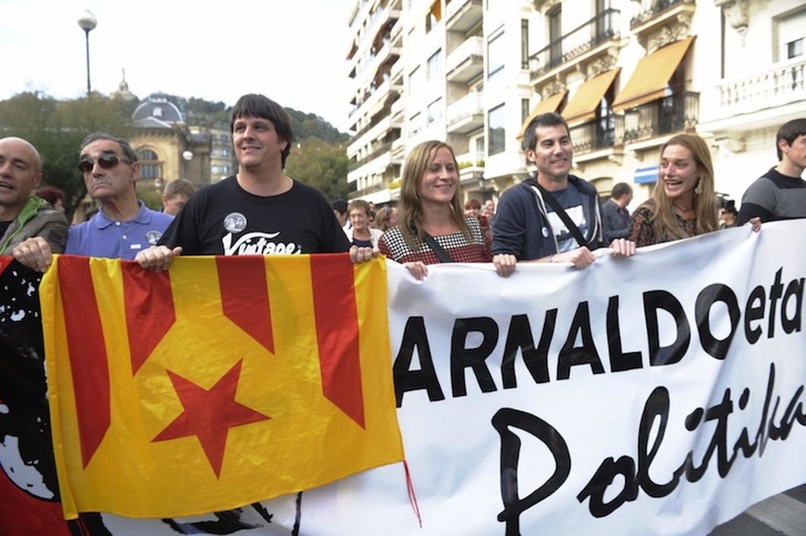 Los hijos de Arnaldo Otegi y Rafa Díez, Sonia Jacinto, Miren Zabaleta y Arkaitz Rodríguez, durante la última marcha organizada por la plataforma ‘Arnaldo askatu’. (ARGAZKI PRESS)