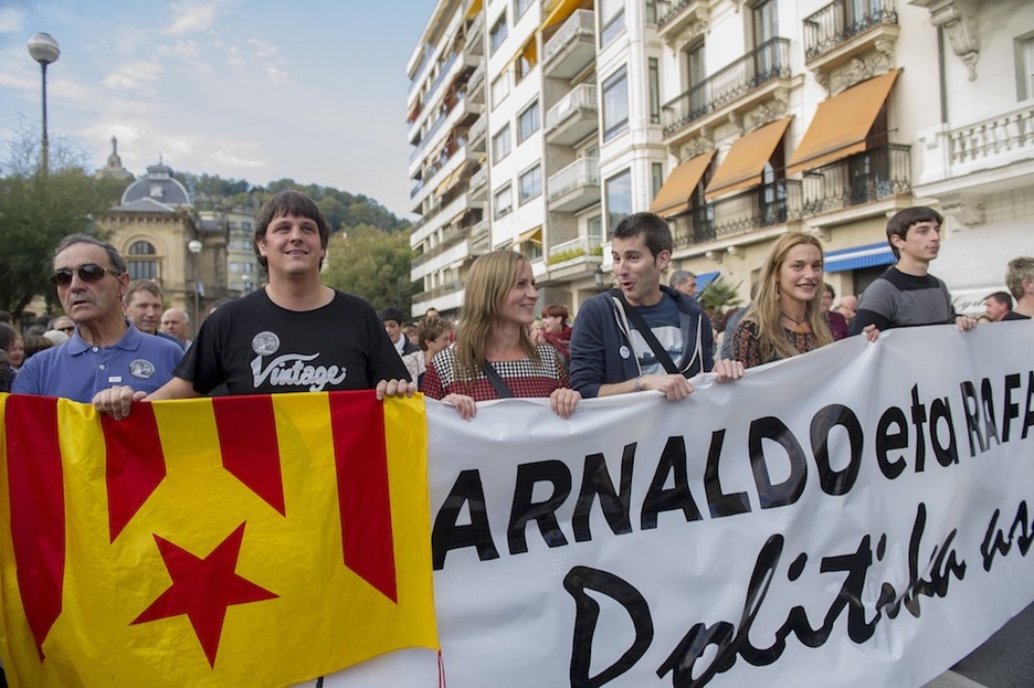 Manifestazioaren buruan Hodei Otegi, Sonia Jacinto, Arkaitz Rodriguez, Miren Zabaleta eta Naike Diez. (Juan Carlos RUIZ/ARGAZKI PRESS) Manifestazioaren buruan Hodei Otegi, Sonia Jacinto, Arkaitz Rodriguez, Miren Zabaleta eta Naike Diez. (Juan Carlos RUIZ/ARGAZKI PRESS)