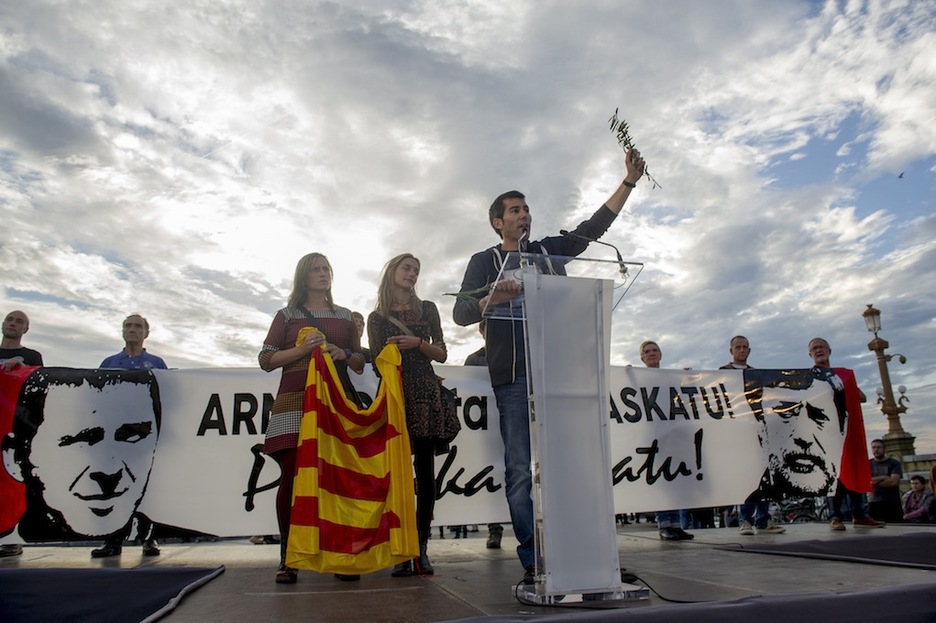 Bukaerako ekitaldian, Arkaitz Rodriguez olibondo adaxkarekin. (Juan Carlos RUIZ/ARGAZKI PRESS) Bukaerako ekitaldian, Arkaitz Rodriguez olibondo adaxkarekin. (Juan Carlos RUIZ/ARGAZKI PRESS)
