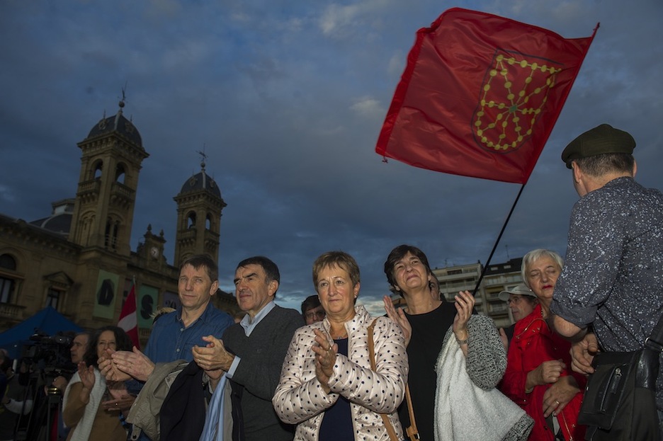 Rufi Etxeberria, Iñigo Iruin, Mertxe Colina eta Marije Fullaondo, bukaerako ekitaldia txalotzen. (Juan Carlos RUIZ/ARGAZKI PRESS) Rufi Etxeberria, Iñigo Iruin, Mertxe Colina eta Marije Fullaondo, bukaerako ekitaldia txalotzen. (Juan Carlos RUIZ/ARGAZKI PRESS)