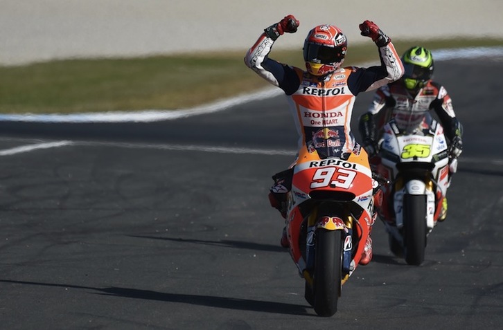 Marc Márquez celebra su victoria en el GP de Australia. (Paul CROCK / AFP)