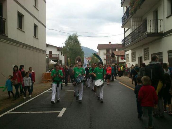 Una txaranga, en el recorrido del Oinez 2015. (@gara_miantzi)