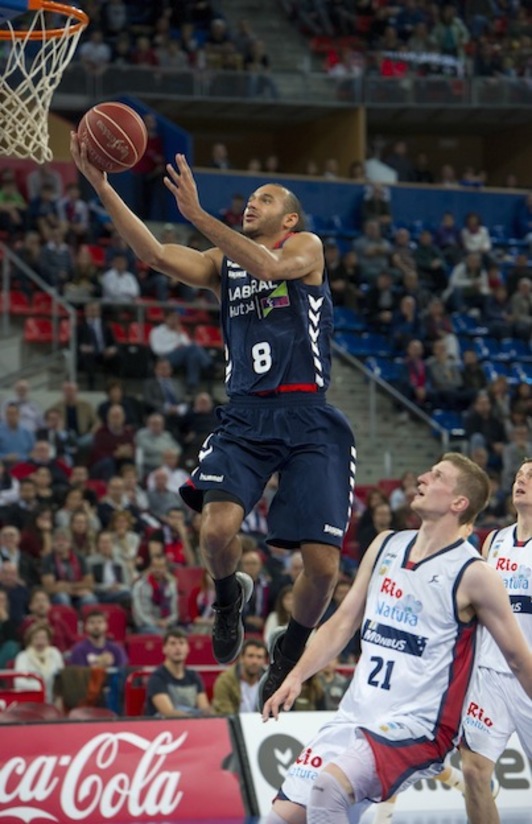 Una acción del partido entre Baskonia y Río Natura Monbús. (Juanan RUIZ / ARGAZKI PRESS)