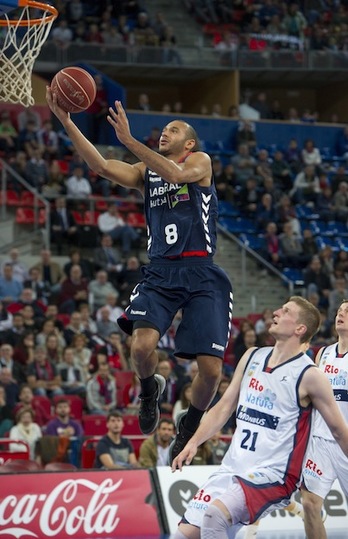 Una acción del partido entre Baskonia y Río Natura Monbús. (Juanan RUIZ / ARGAZKI PRESS)