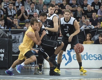 Una acción del partido disputado en Miribilla. (Monika DEL VALLE / ARGAZKI PRESS)