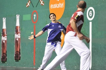 Retegi golpea y Xala vigila. (Idoia ZABALETA / ARGAZKI PRESS)