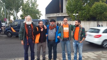 Walter Wendelin, Gabi Basañez, David Soto, Aritz Ganboa y Unai Vázquez, ante la sede de la AN en San Fernando. (@MartxeloDiaz)