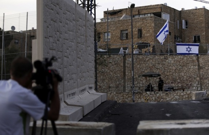 Un equipo de televisión filma una parte del muro colocado en Jerusalén Este. (Thomas COEX/AFP PHOTO)