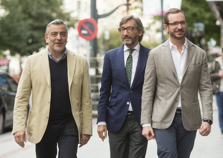 Javier de Andés, a la izquierda, acompañado por Iñaki Oyarzábal y Javier Maroto. (Marisol RAMÍREZ/ARGAZKI PRESS)