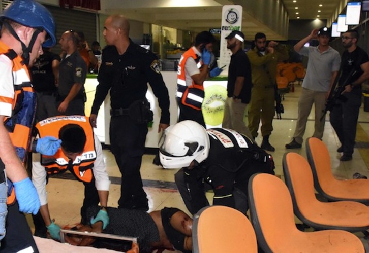 Los servicios de emergencia atienden al ciudadano eritreo que fue linchado. (Dudu GRINSHPAN/AFP PHOTO)