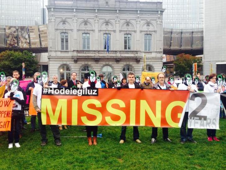 Concentración en el Parlamento europeo en el aniversario de la desaparición de Hodei Egiluz. (@IzaskunBilbaoB)