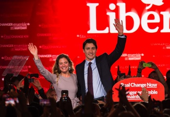 Justin Trudeau y su esposa Sophie celebran los resultados. (Nicholas KAMM/AFP)
