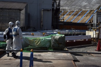 Dos operarios trabajan en la planta de Fukushima. (Toshifumi KITAMURA/AFP PHOTO)