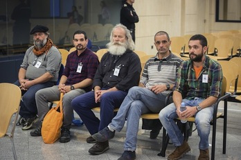 Los cinco encausados de Askapena, en la Audiencia Nacional española. (Fernando VILLAR/POOL EFE)