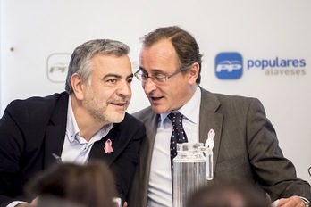 Javier de Andrés, junto a Alfonso Alonso. (Jaizki FONTANEDA/ARGAZKI PRESS)