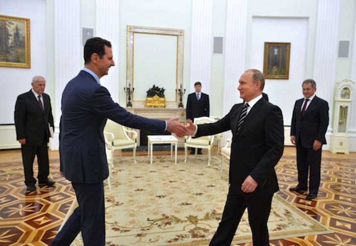 Saludo entre Al-Assad y Putin en Moscú. (Alexey DRUZHININ/AFP PHOTO)