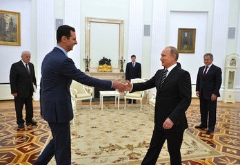 Saludo entre Al-Assad y Putin en Moscú. (Alexey DRUZHININ/AFP PHOTO)