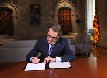 Mas ha firmado el decreto de constitución del Parlemnt. (Jordi BEDMAR PASCUAL  / AFP)