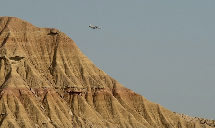 Un caza realiza maniobras esta mañana en Bardenas. (Iñigo URIZ / ARGAZKI PRESS)