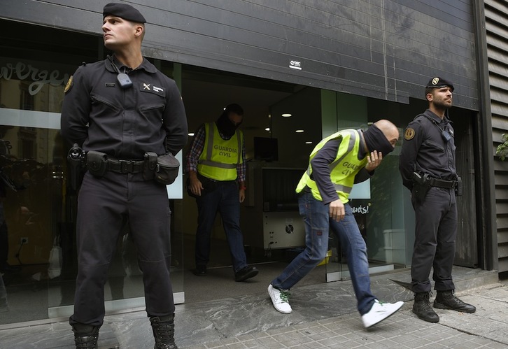 Registro de la Guardia Civil en la sede de CDC. (Lluis GENÉ / AFP)