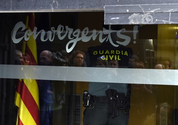 Inspección de la Guardia Civil en la sede de CDC. (Lluis GENE / AFP)