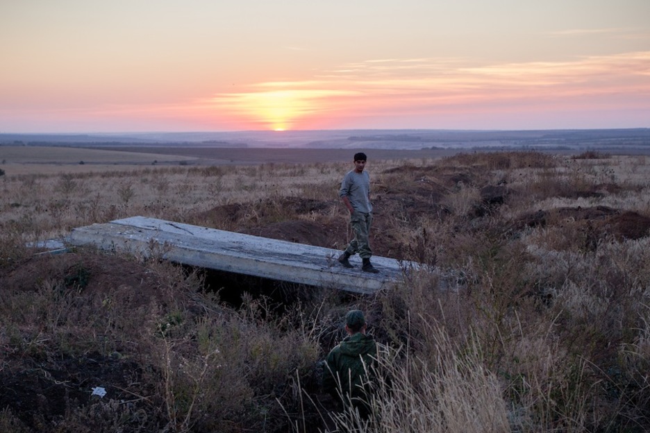 Un soldado durante su guardia en el frente cerca de Dokuchaevsk. Excepto algún incidente aislado, la situación es tranquila. (Juan TEIXEIRA)
