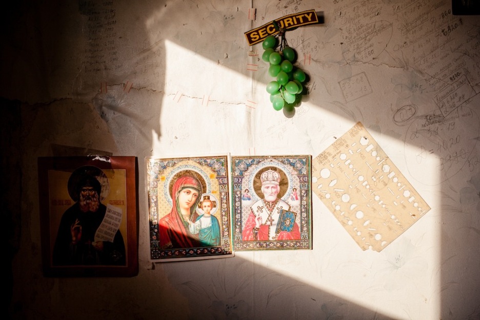 Puesto de control rebelde en un edificio a las afueras del aeropuerto. Días después, se incendió debido presuntamente a bombas incendiarias del Ejército ucraniano. (Juan TEIXEIRA)