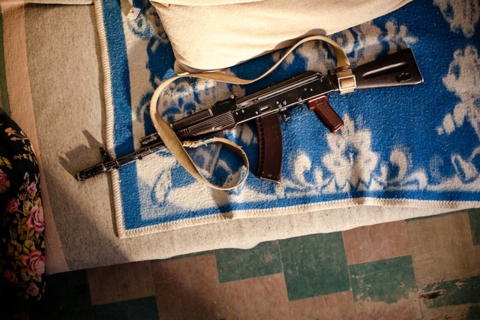 Arma de fabricación rusa del único soldado que ocupa el puesto de observación. (Juan TEIXEIRA)