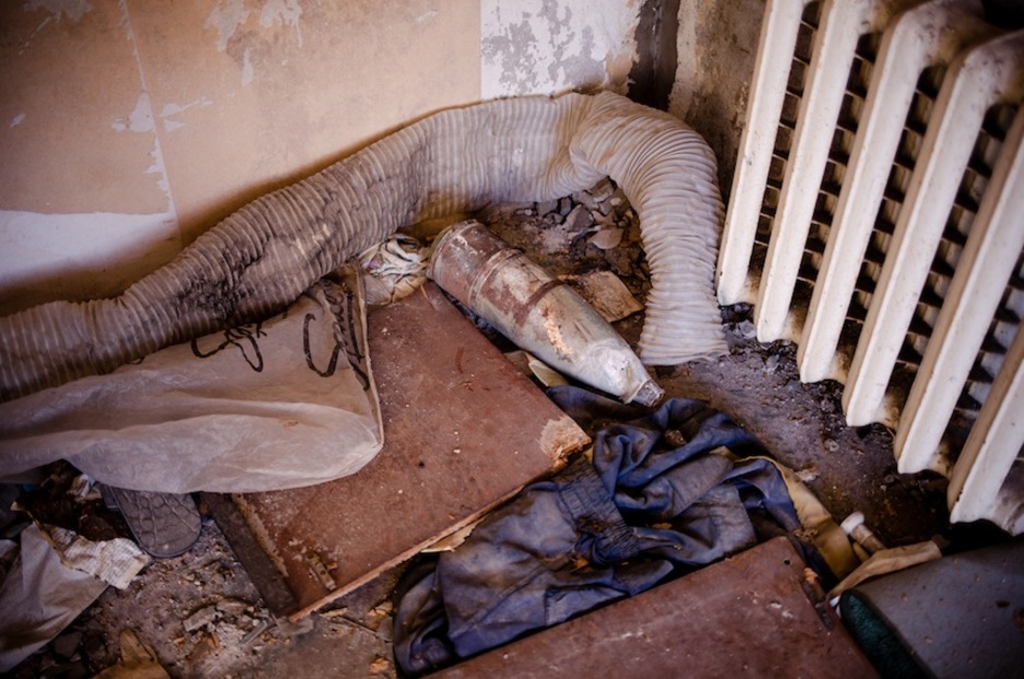 Uno de los artefactos de gran calibre sin detonar que hay en el edificio. (Juan TEIXEIRA)