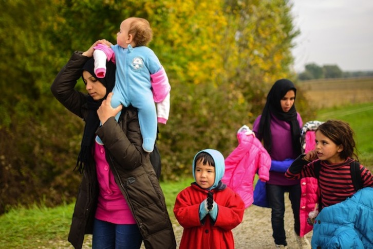 Una mujer joven camina con varios menores por Eslovenia. (Jure MAKOVEC / AFP)