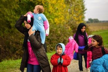 Una mujer joven camina con varios menores por Eslovenia. (Jure MAKOVEC / AFP) 