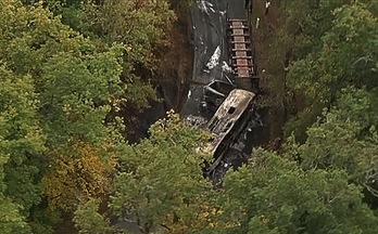 Imagen de las estructuras del autobús y el camión calcinadas tras el choque. (AFP)