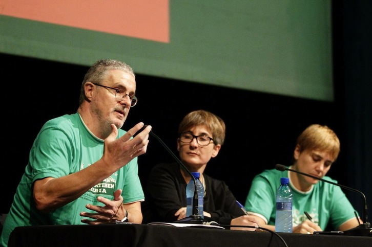 Adolfo «Txki» Muñoz y Ainhoa Etxaide, en una mesa redonda. (ARGAZKI PRESS)