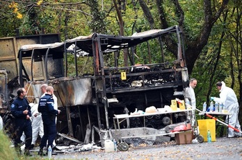 Efectivos de la Policía investigan entre los restos del autobús calcinado. (Mehdi FEDOUACH/AFP) 