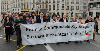 Hautetsiek pankarta propioa eraman dute, aldarri bera, elkargoa eta ofizialtasuna.