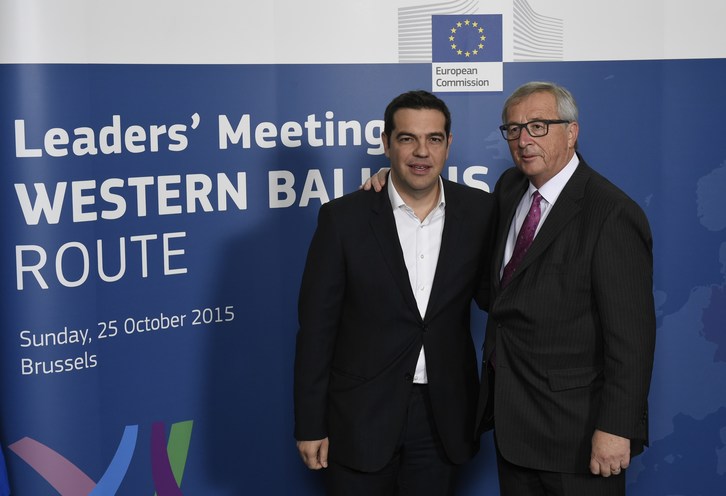 Tsipras junto a Juncker. (John THYS / AFP)
