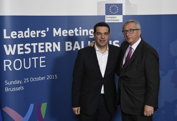 Tsipras junto a Juncker. (John THYS / AFP)