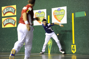 Altuna pilota astintzen. (Jon URBE / ARGAZKI PRESS)