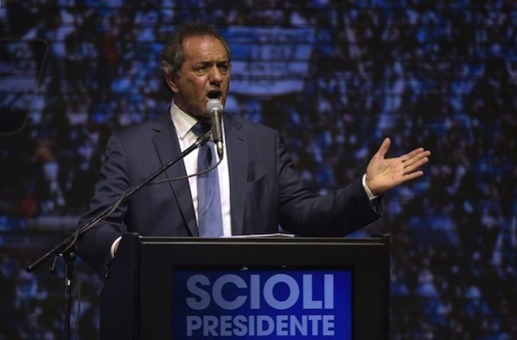 El candidato oficialista Daniel Scioli, quien se disputará con el opositor Mauricio Macri la Presidencia. (Juan MABROMATA/AFP PHOTO)