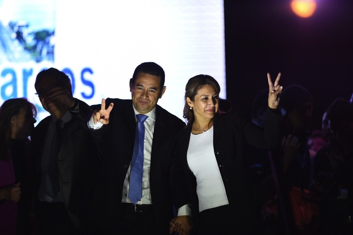 Jimmy Morales, tras conocerse los resultados, junto a su pareja Hilda Marroquin. (Johan ORDOÑEZ / AFP)
