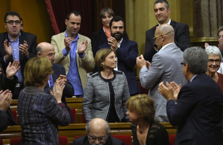 Forcadell recibe los aplausos de diputados de su bancada tras ser elegida presidenta del Parlament. (Lluís GENÉ/AFP PHOTO)