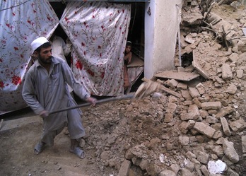 Un hombre retira escombros tras el seísmo. (Basit SHAH/AFP PHOTO) 